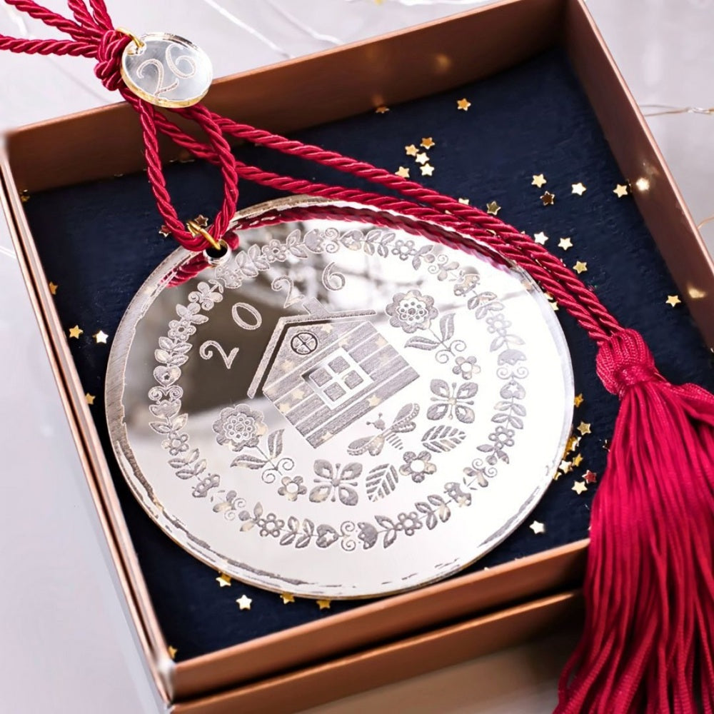 Ασημί Κρεμαστό Γούρι - Σπίτι 2026 σε Κουτί Δώρου